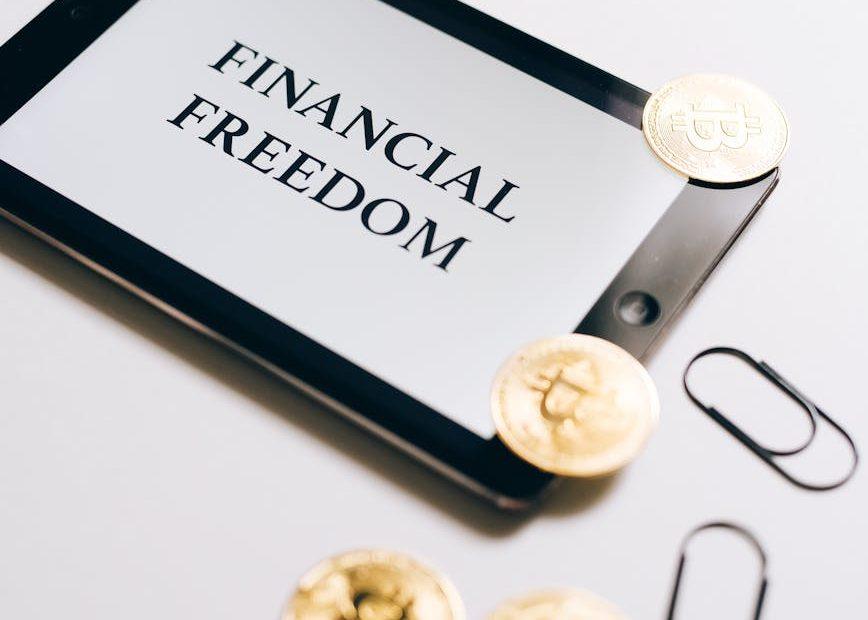 Graphic: Steps to achieve financial independence early.